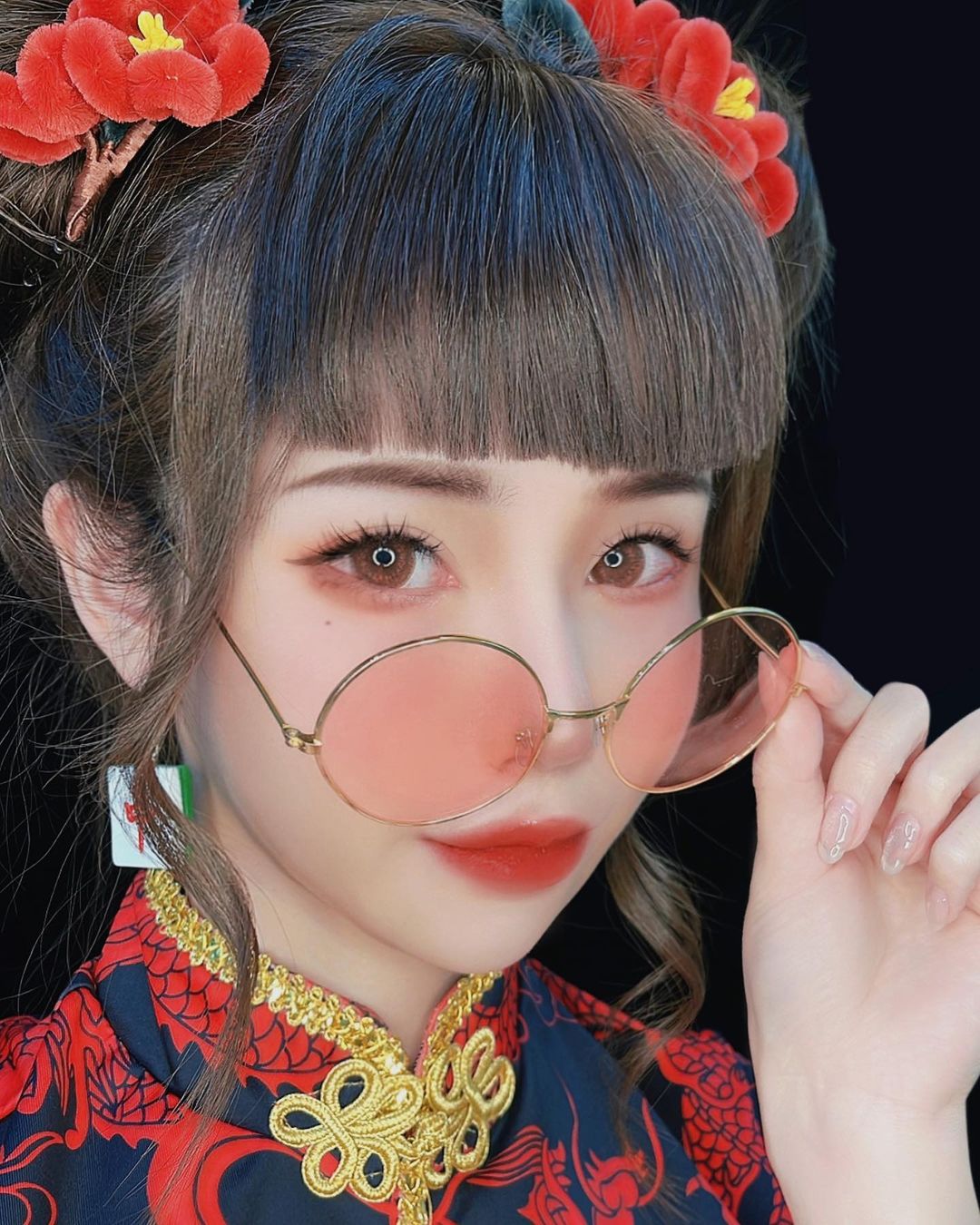 巨乳正妹「美睫紋繡師」好像洋娃娃！裸背洋裝秀「雪白側乳」太危險！