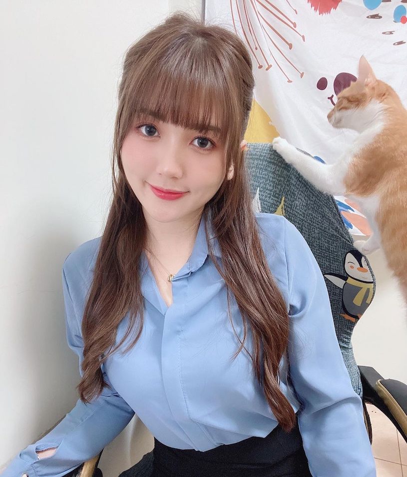 大眼正妹「莫葵」白色內衣辣度滿分，「迷人甜笑」魅力無法擋！