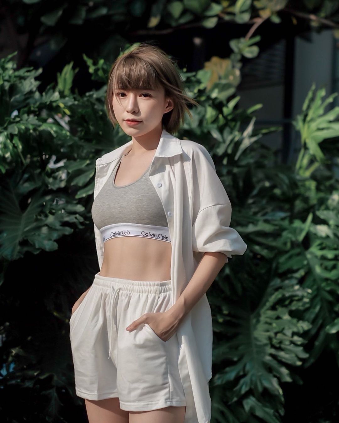 「大馬短髮美乳妹」激似林明禎！甜美笑容火辣身材好吸睛，超狂馬甲線更厲害！