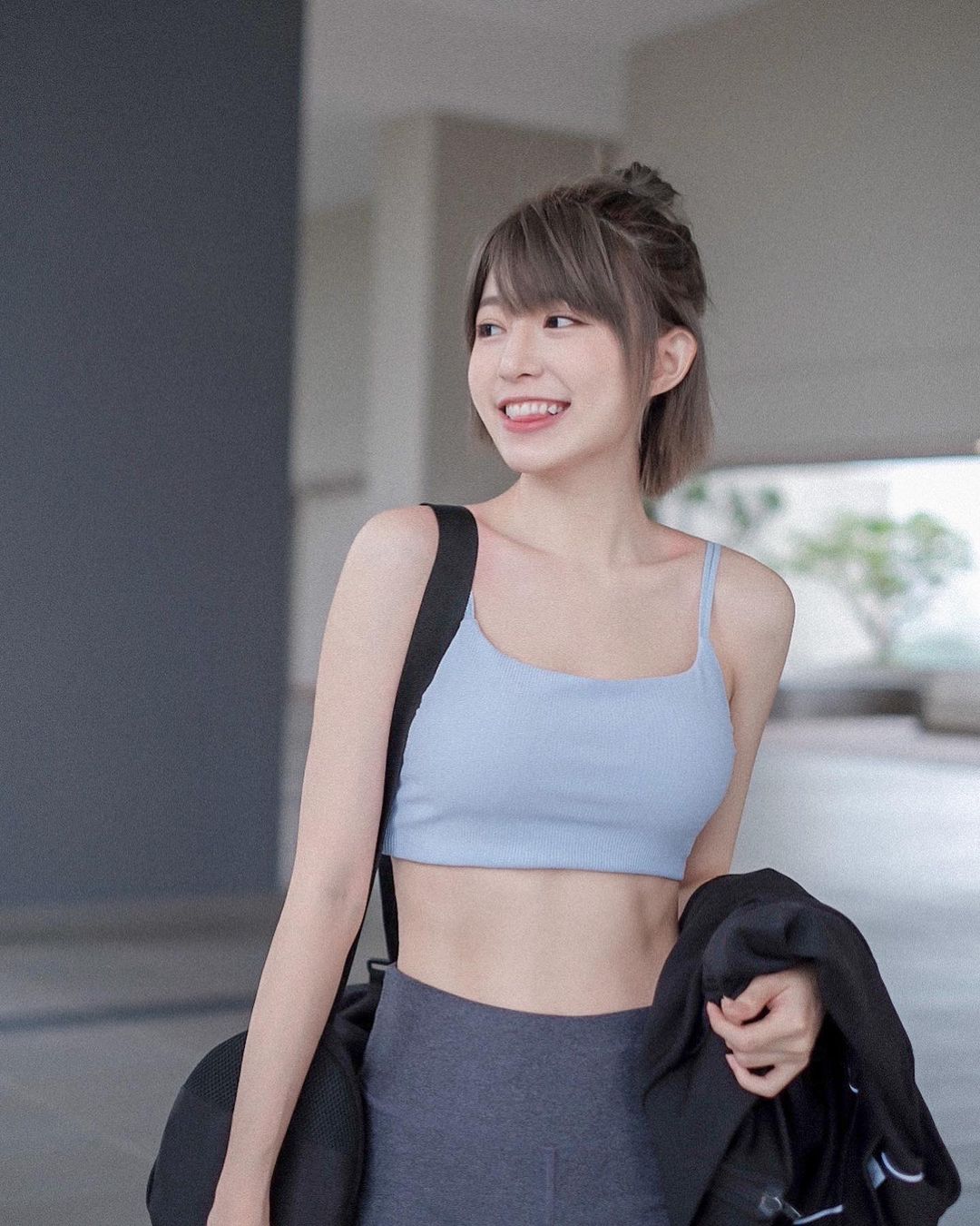 「大馬短髮美乳妹」激似林明禎！甜美笑容火辣身材好吸睛，超狂馬甲線更厲害！