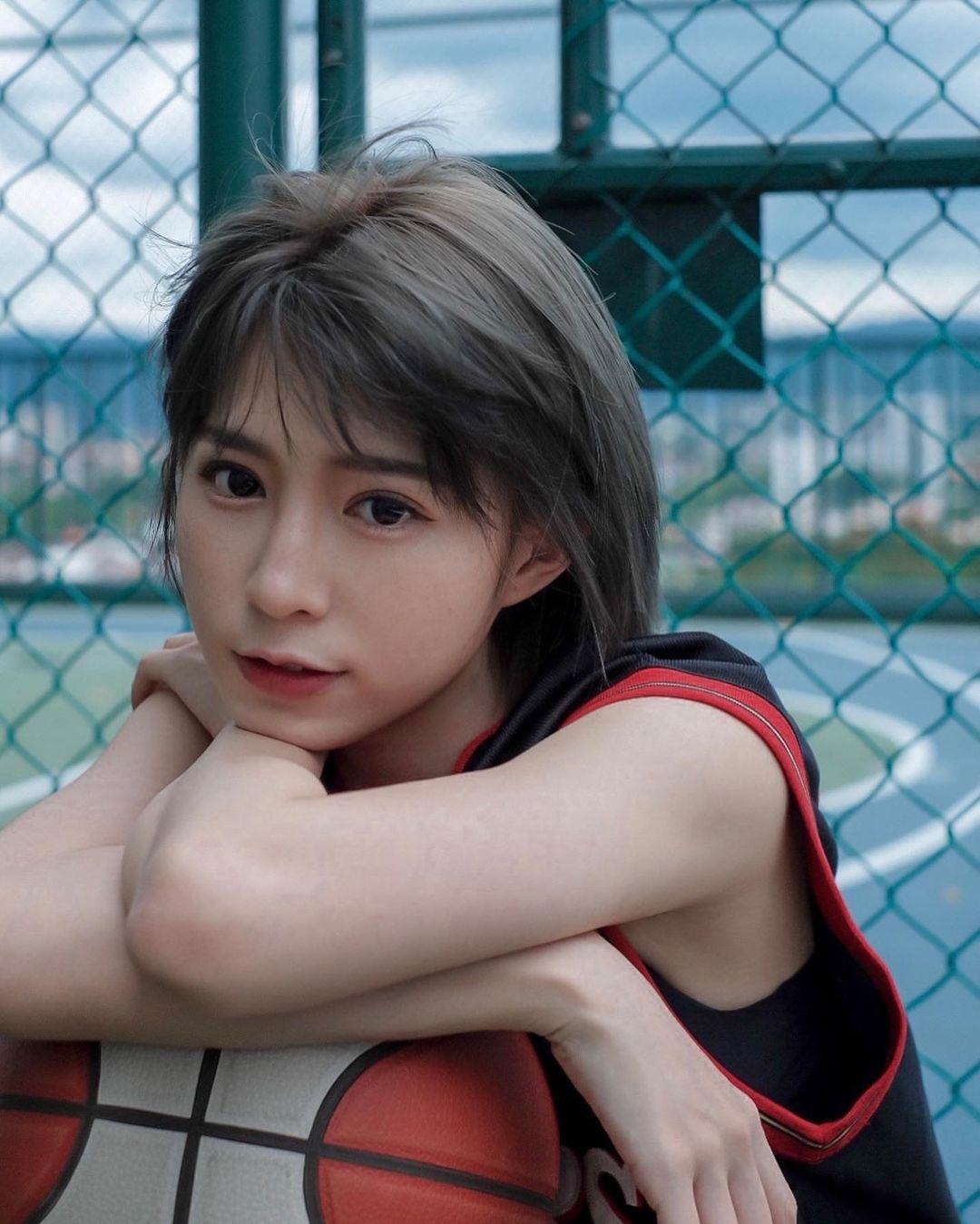 「大馬短髮美乳妹」激似林明禎！甜美笑容火辣身材好吸睛，超狂馬甲線更厲害！