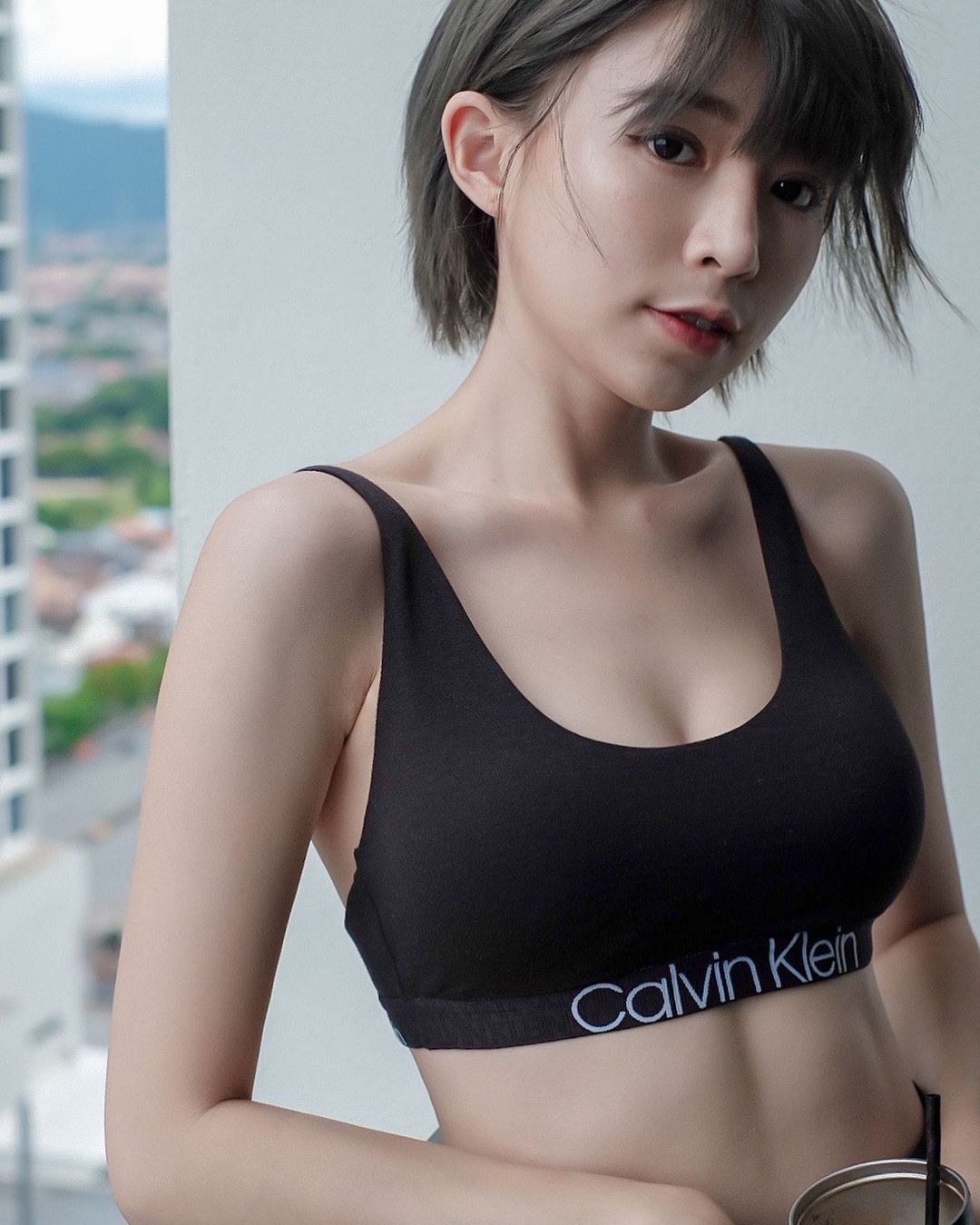 「大馬短髮美乳妹」激似林明禎！甜美笑容火辣身材好吸睛，超狂馬甲線更厲害！