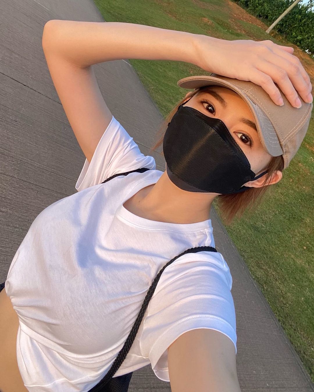 「大馬短髮美乳妹」激似林明禎！甜美笑容火辣身材好吸睛，超狂馬甲線更厲害！