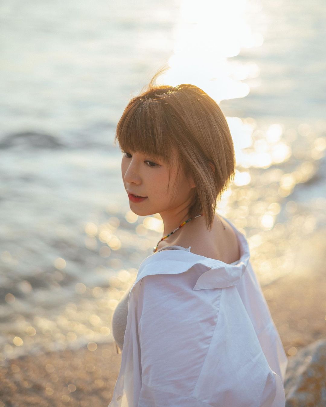 「大馬短髮美乳妹」激似林明禎！甜美笑容火辣身材好吸睛，超狂馬甲線更厲害！