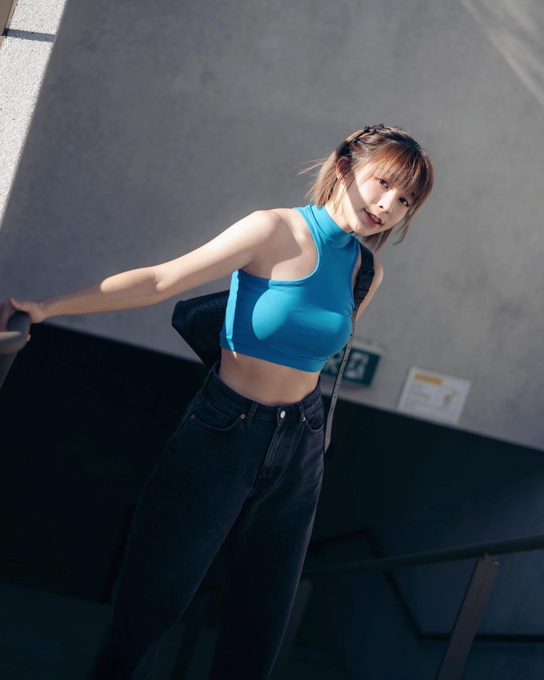 「大馬短髮美乳妹」激似林明禎！甜美笑容火辣身材好吸睛，超狂馬甲線更厲害！