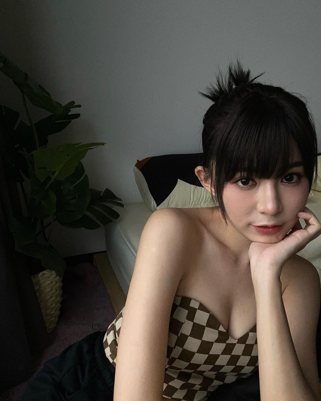 「大馬短髮美乳妹」激似林明禎！甜美笑容火辣身材好吸睛，超狂馬甲線更厲害！