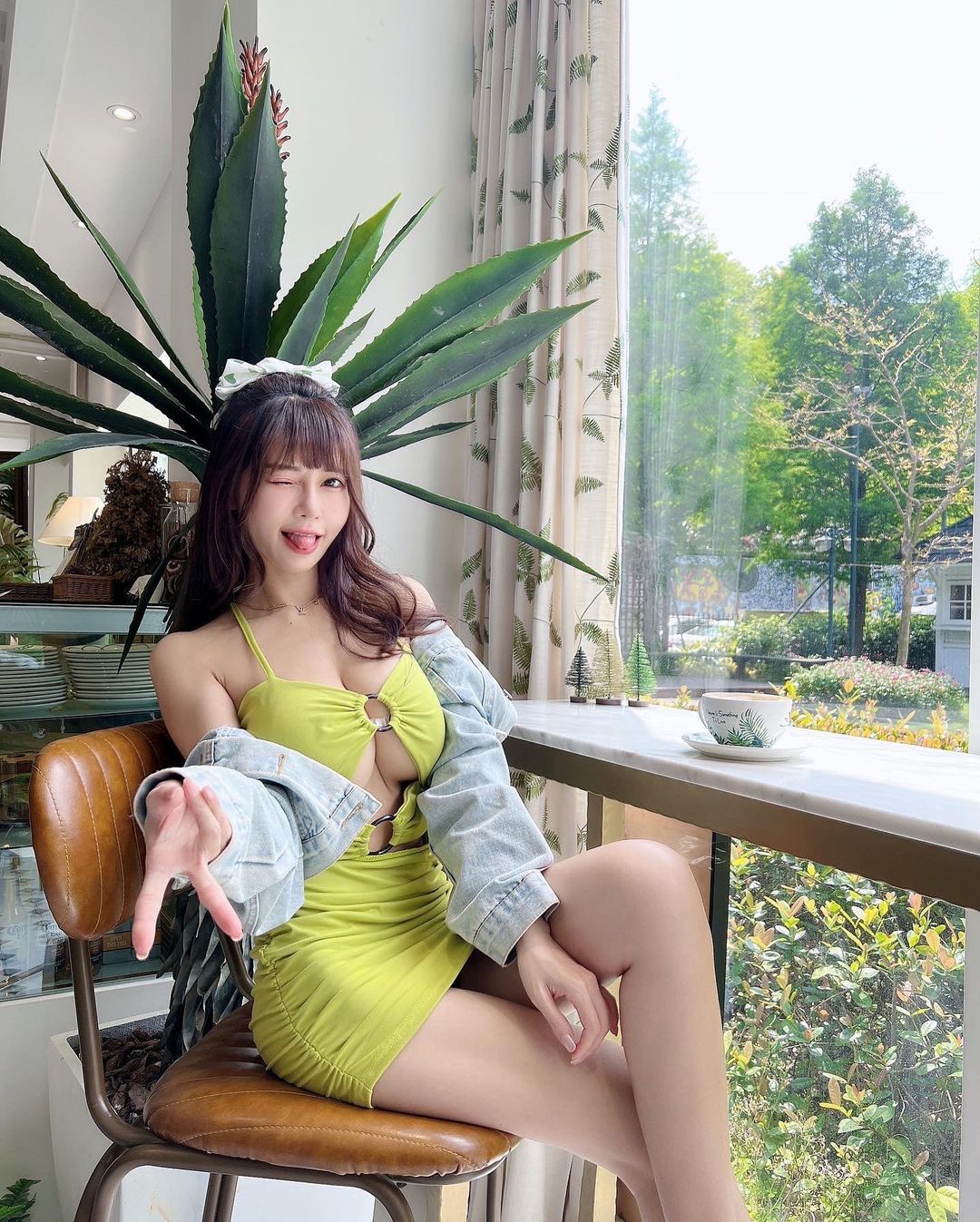 想養貓嗎？巨乳甜心「安希」胸前挺巨大貓貓頭，網友熱情表示：想當貓！
