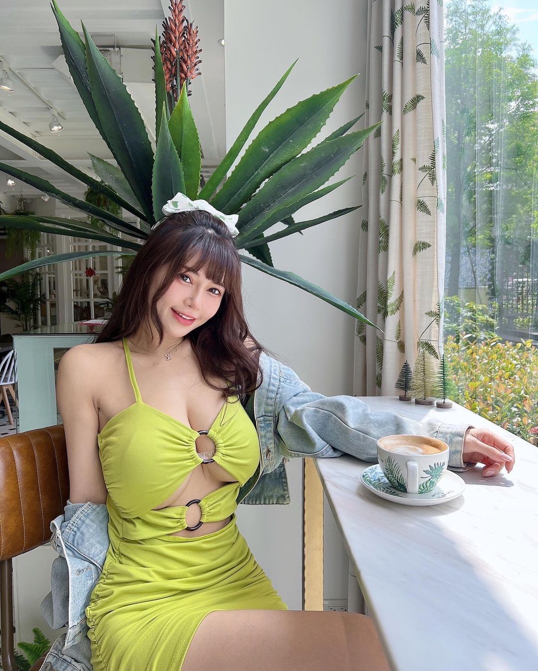 想養貓嗎？巨乳甜心「安希」胸前挺巨大貓貓頭，網友熱情表示：想當貓！