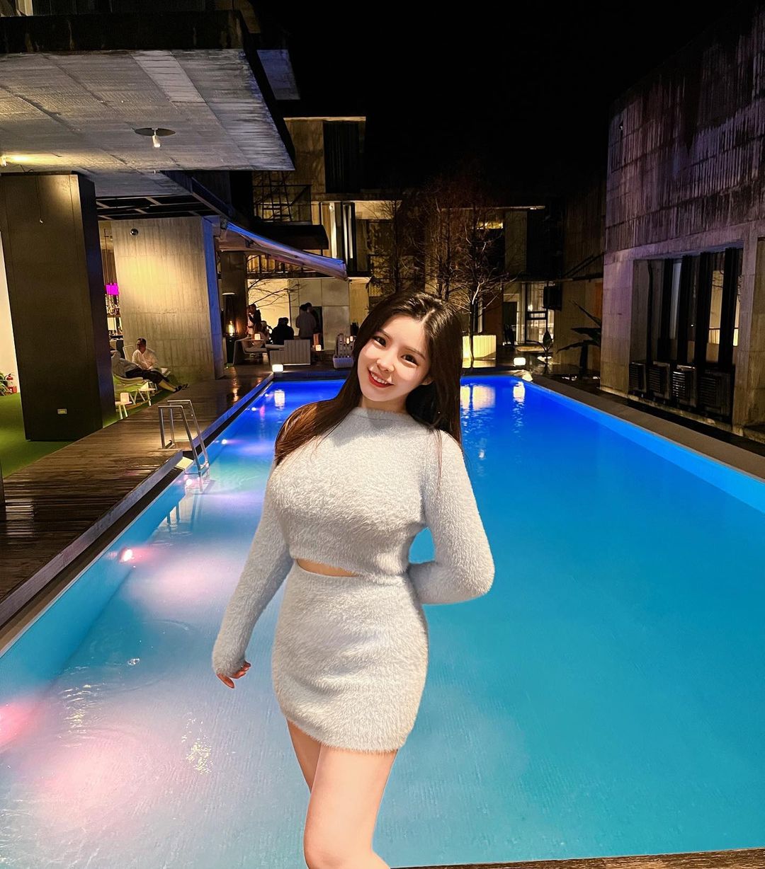 巨乳正妹「Cynthia」泡湯只用毛巾遮點，超養眼畫面讓人好想一起泡！