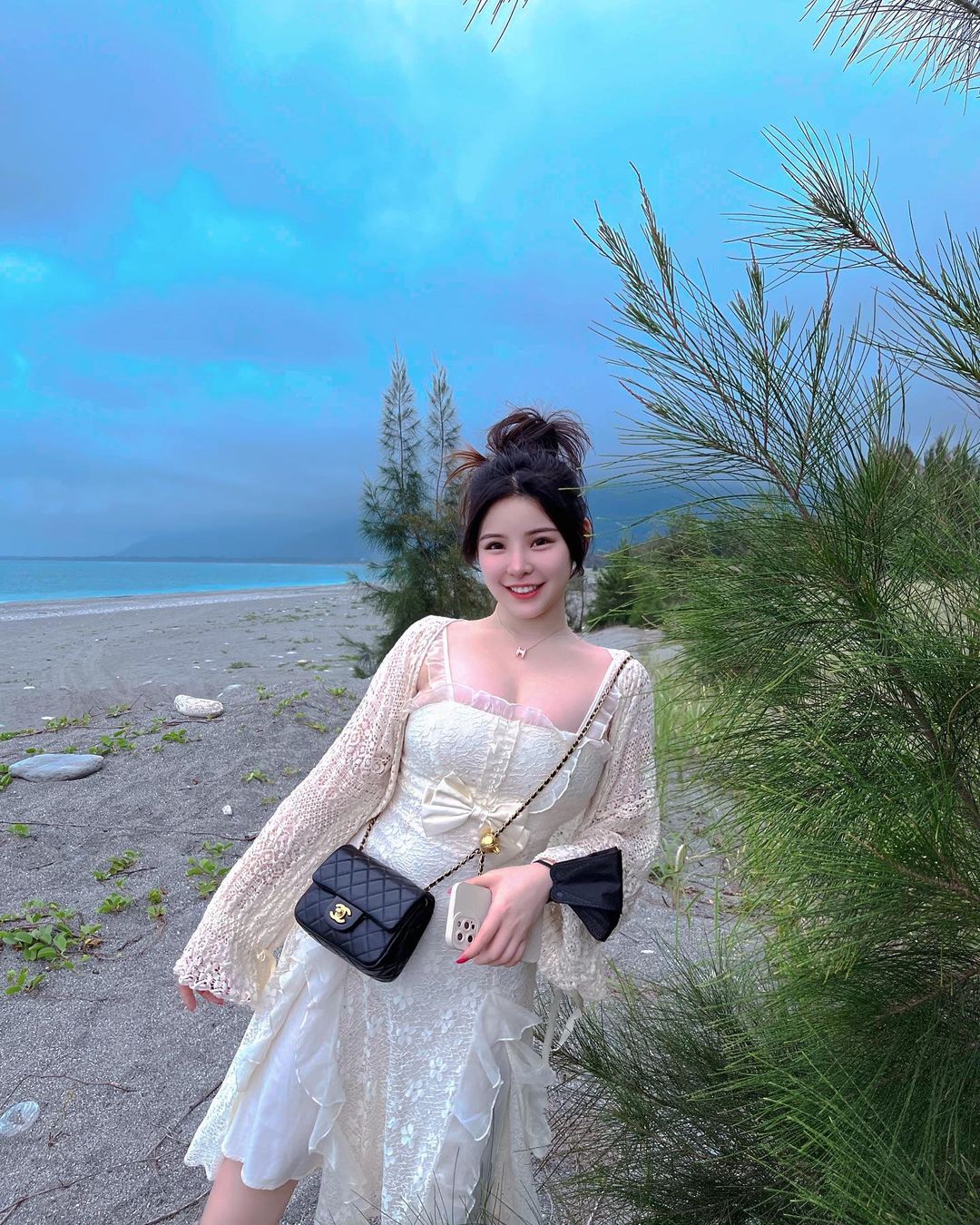 巨乳正妹「Cynthia」泡湯只用毛巾遮點，超養眼畫面讓人好想一起泡！