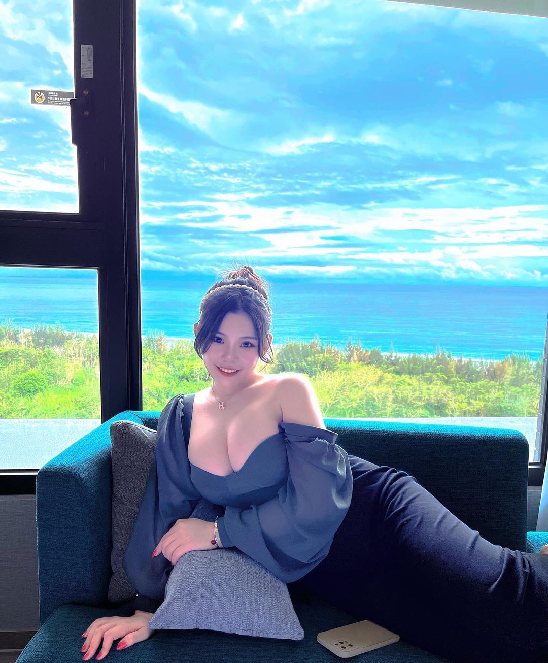 巨乳正妹「Cynthia」泡湯只用毛巾遮點，超養眼畫面讓人好想一起泡！