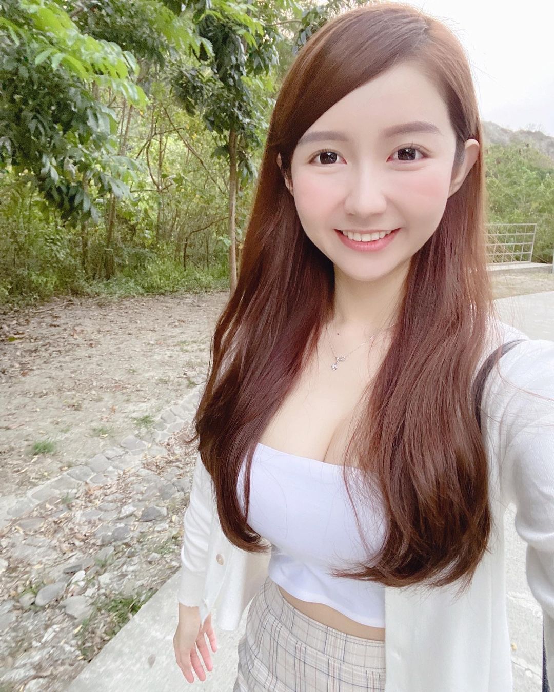 合歡山出沒「粉紅爆乳洋裝正妹」！白皙豐滿美乳好吸睛，原來是甜美護理師！