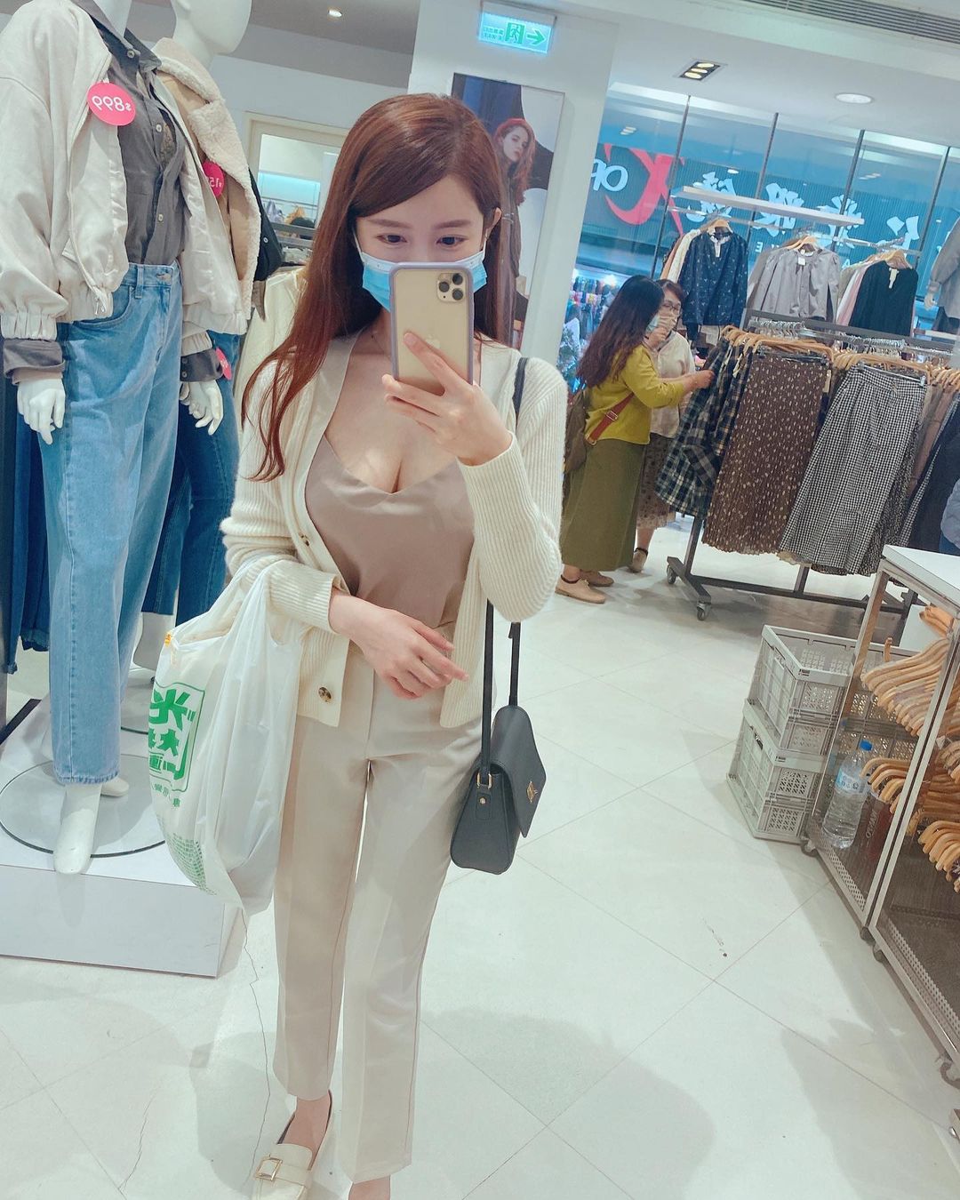 合歡山出沒「粉紅爆乳洋裝正妹」！白皙豐滿美乳好吸睛，原來是甜美護理師！