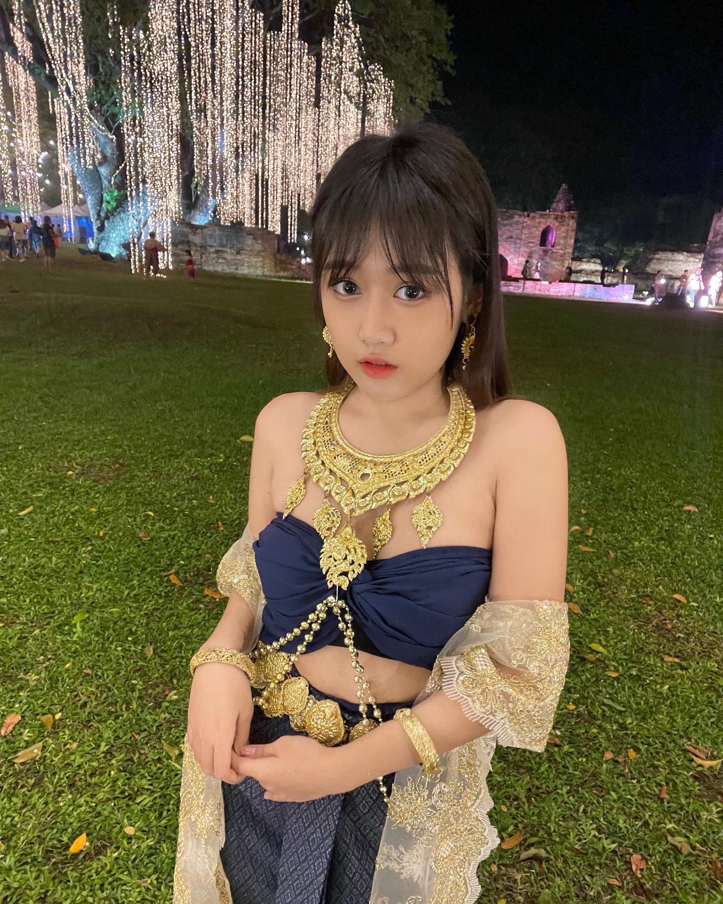 現役女大生小露「飽滿酥胸」　半熟氣質讓人欲罷不能　