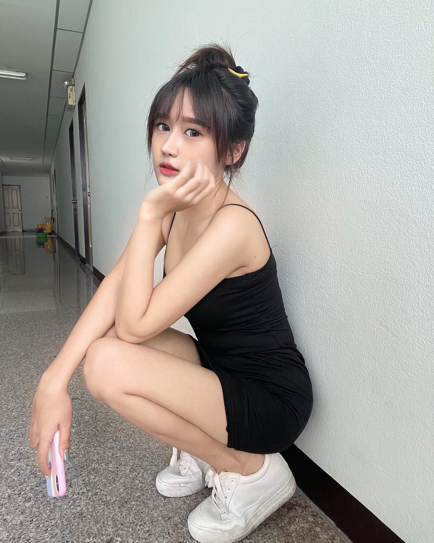 現役女大生小露「飽滿酥胸」　半熟氣質讓人欲罷不能　