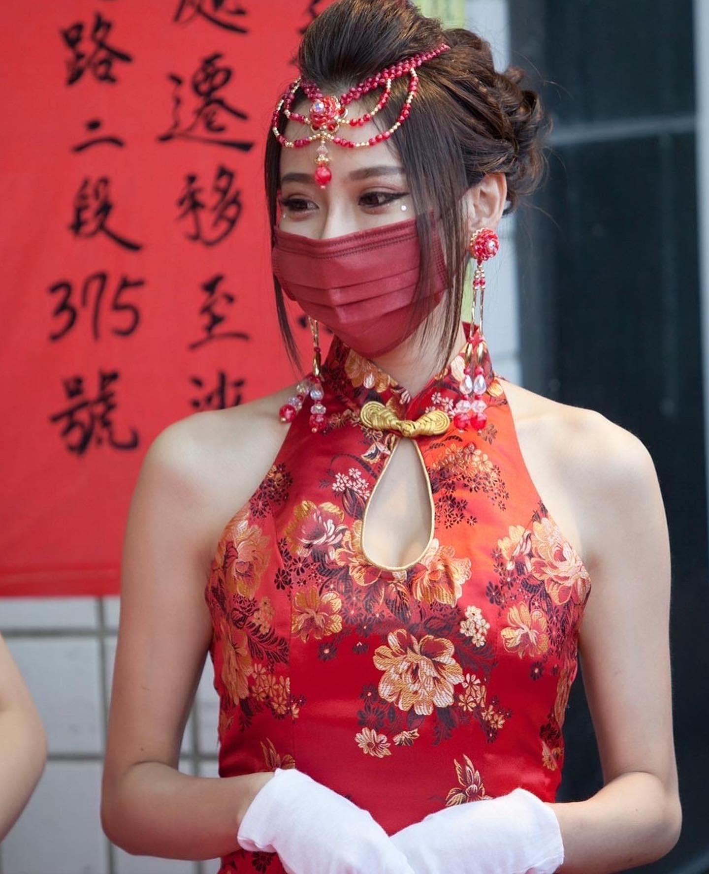 大甲媽祖繞境活動見「電眼禮生」　旗袍底下藏超火辣結實線條
