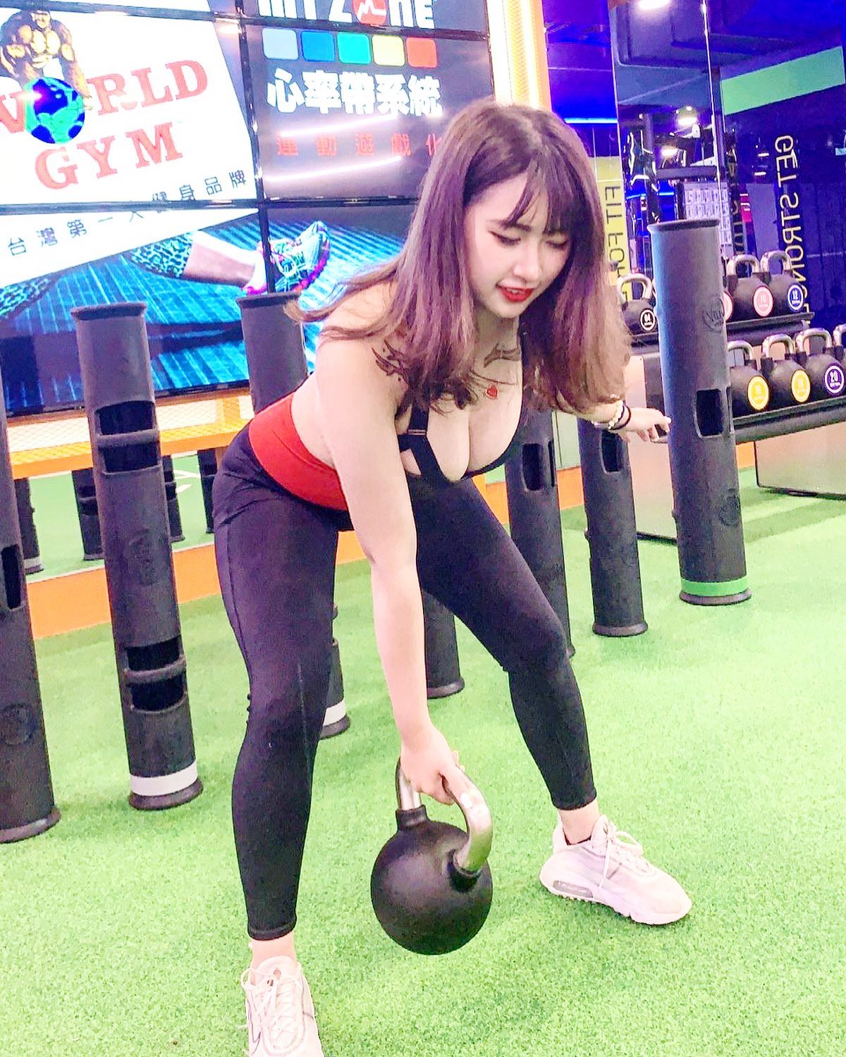 台中World Gym教練「Alley」掀衣蹦出渾圓雙球　網友：又想練壺鈴了