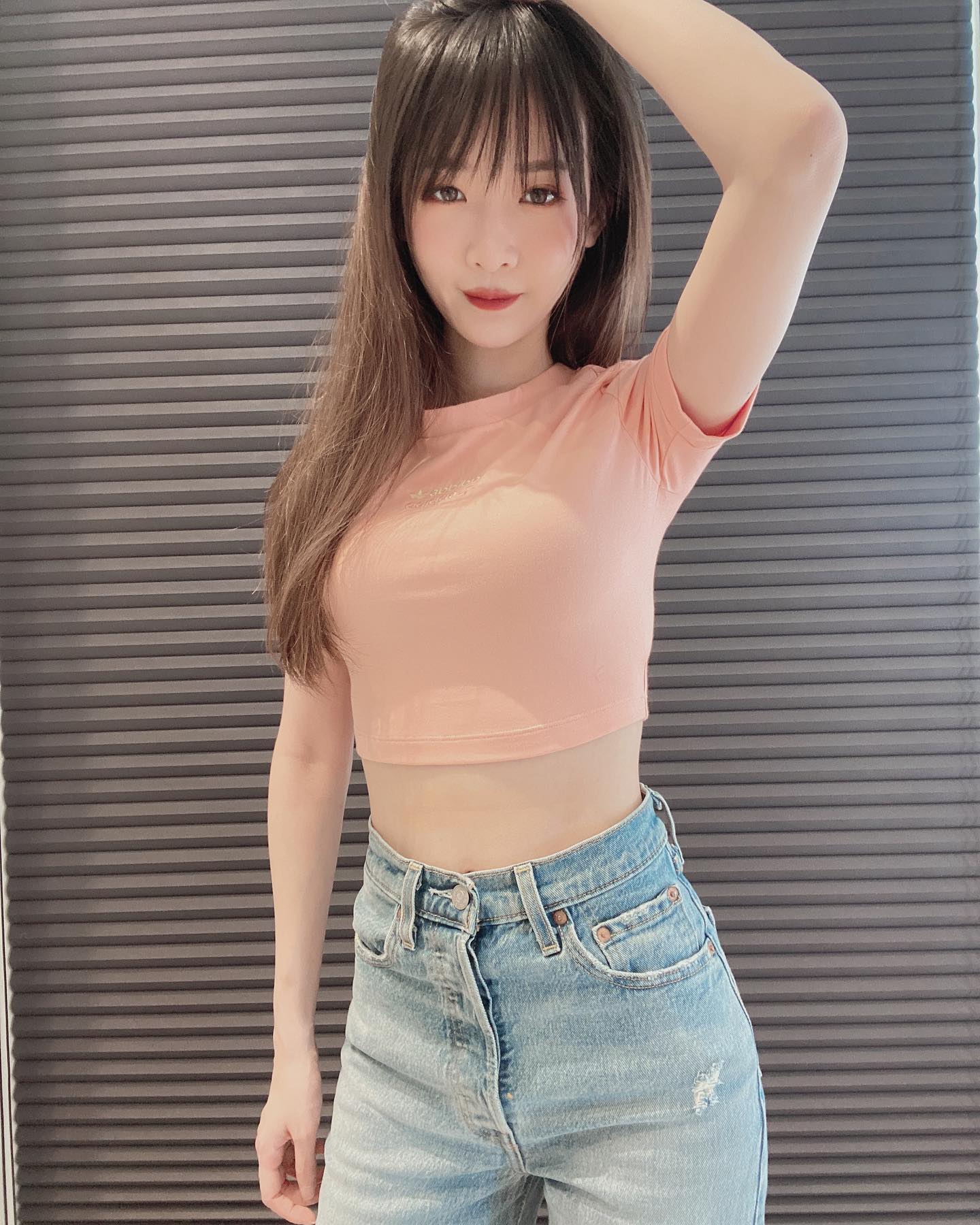 妹子「蛋捲」身材猛又爆，火辣上圍「嫵媚感」十足！留下白嫩美腿大方放送 - 美女圖 -