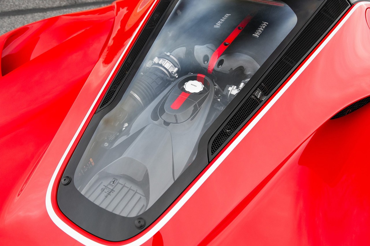 https___hk.hypebeast.com_files_2022_05_2017-ferrari-laferrari-aperta-bring-a-tra.jpeg