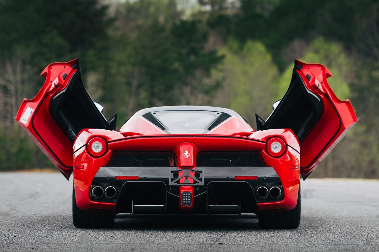 https___hk.hypebeast.com_files_2022_05_2017-ferrari-laferrari-aperta-bring-a-tra.jpeg