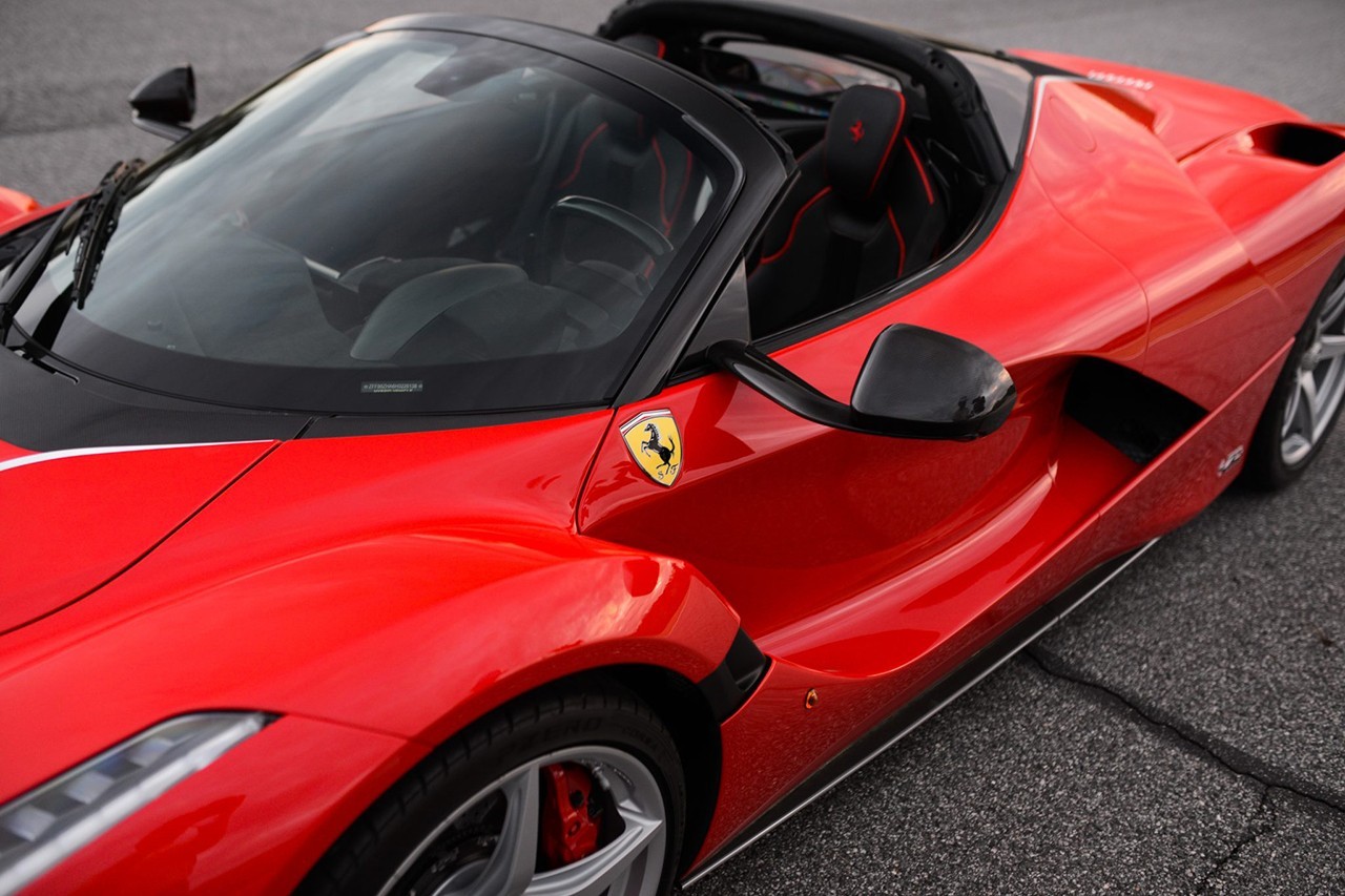 https___hk.hypebeast.com_files_2022_05_2017-ferrari-laferrari-aperta-bring-a-tra.jpeg