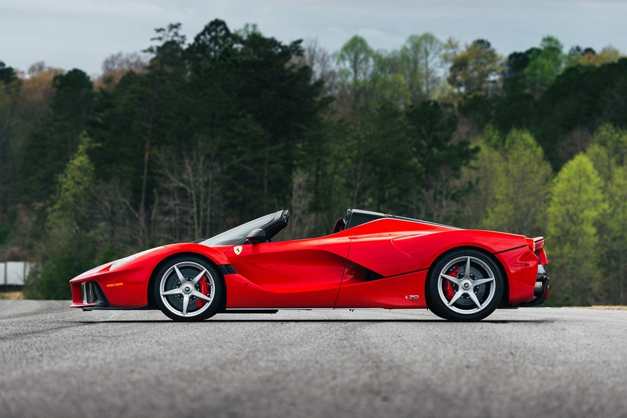 https___hk.hypebeast.com_files_2022_05_2017-ferrari-laferrari-aperta-bring-a-tra.jpeg