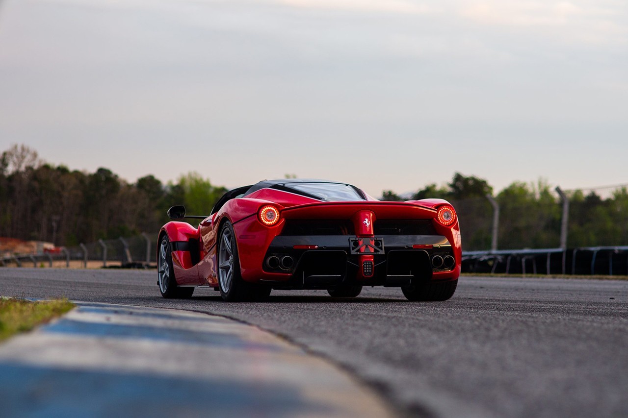 https___hk.hypebeast.com_files_2022_05_2017-ferrari-laferrari-aperta-bring-a-tra.jpeg