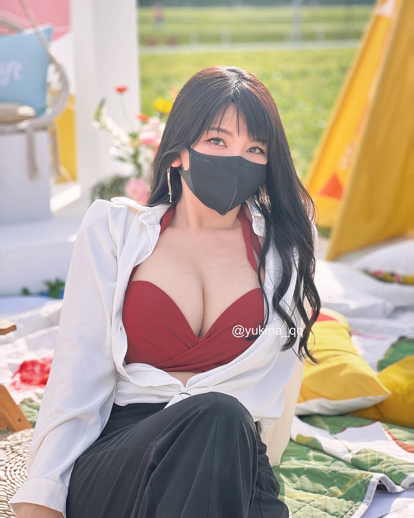 【蜗牛电竞】巨乳OL「Yukina優熙」吃美食佐濃郁奶香　豐滿乳量傾洩而出