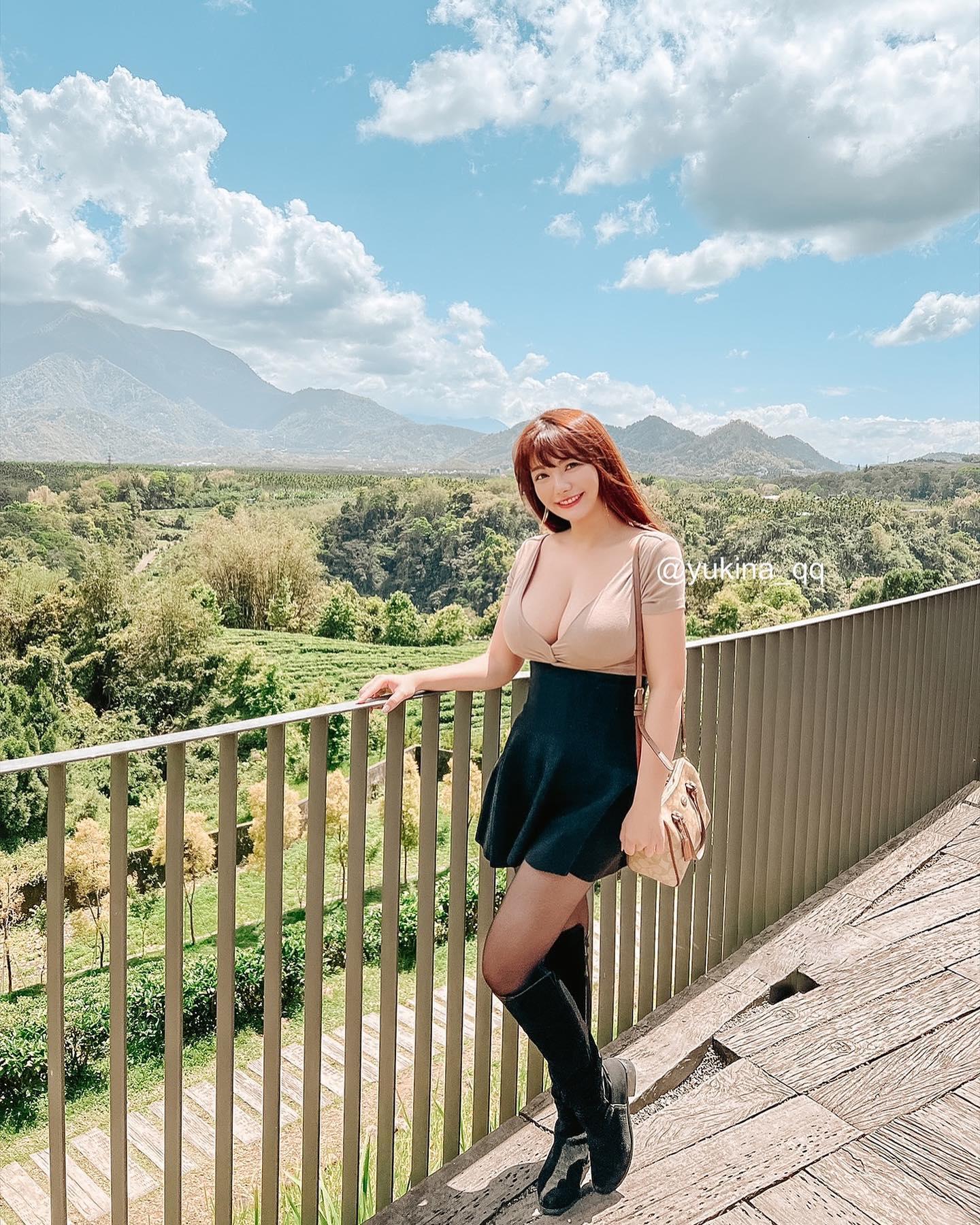 【蜗牛电竞】巨乳OL「Yukina優熙」吃美食佐濃郁奶香　豐滿乳量傾洩而出