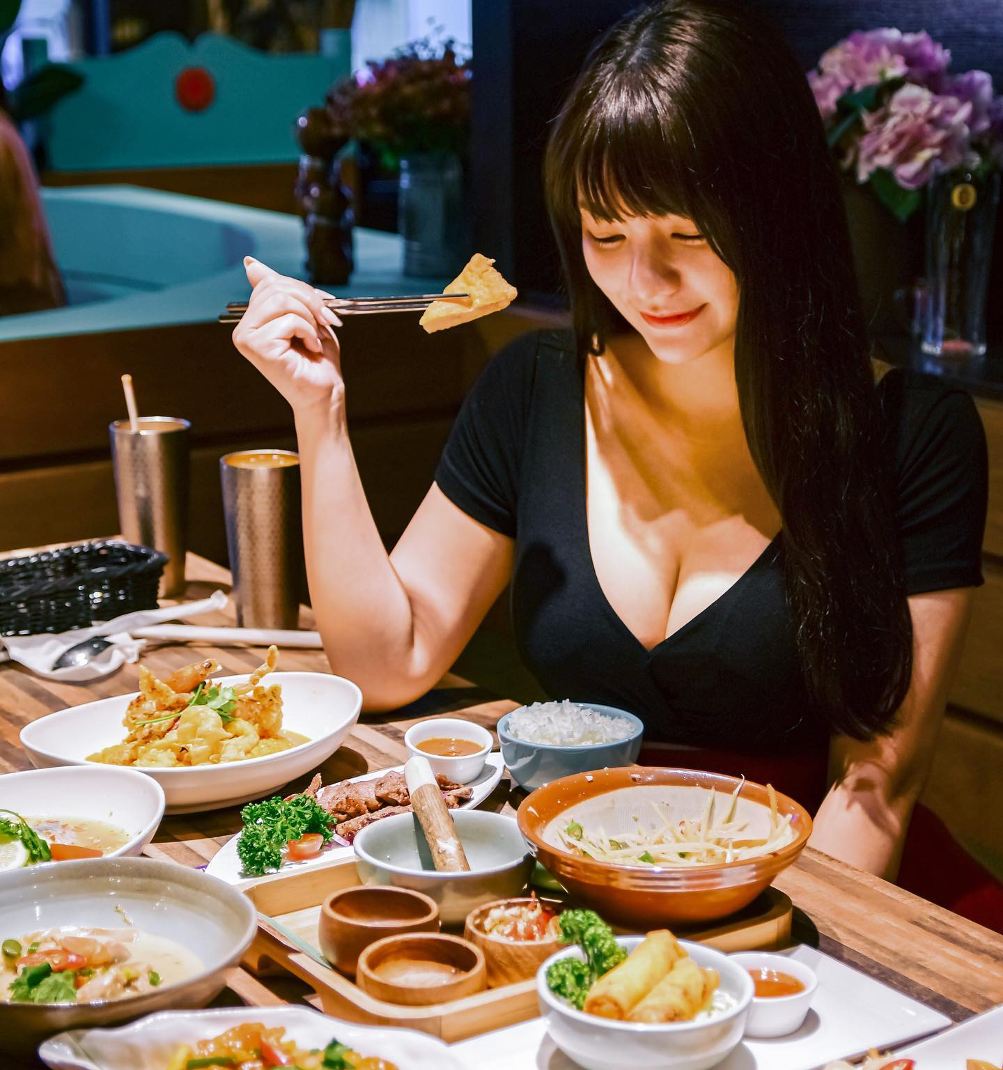 【蜗牛电竞】巨乳OL「Yukina優熙」吃美食佐濃郁奶香　豐滿乳量傾洩而出