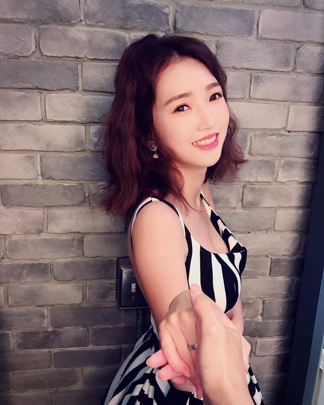 雪肌妹子「Sunny Yang」胸前嫩白露出，飽滿美乳大方放送！讓人理智淪陷 - 美女圖 -