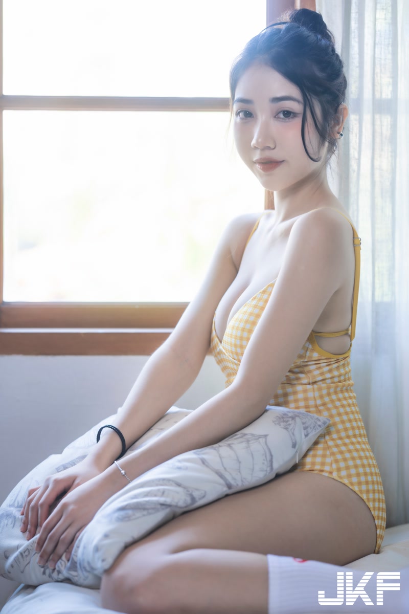 冷豔正妹「彭柔旂」深 V 美乳視角，連身比基尼造型「比例超優質」！