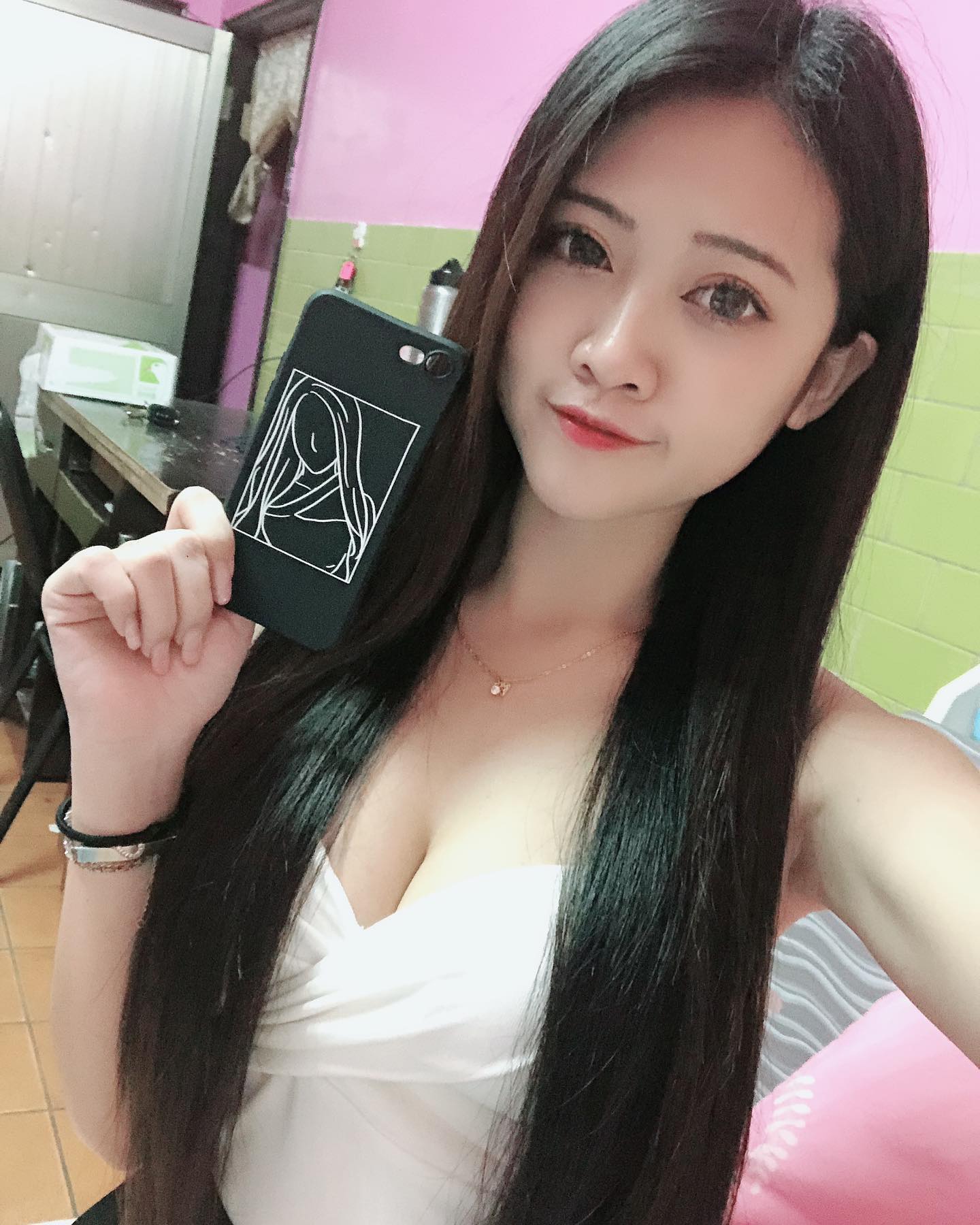 性感女神「賴紅茶」引起一波雄性躁動！「鮮美肉體」呼之欲出，戰鬥力太狂會腿軟阿 - 美女圖 -