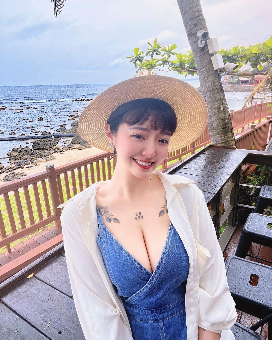 短髮正妹挺「ＵＵ奶」辣穿比基尼！白嫩豐滿的「大份量豪乳」有夠兇！