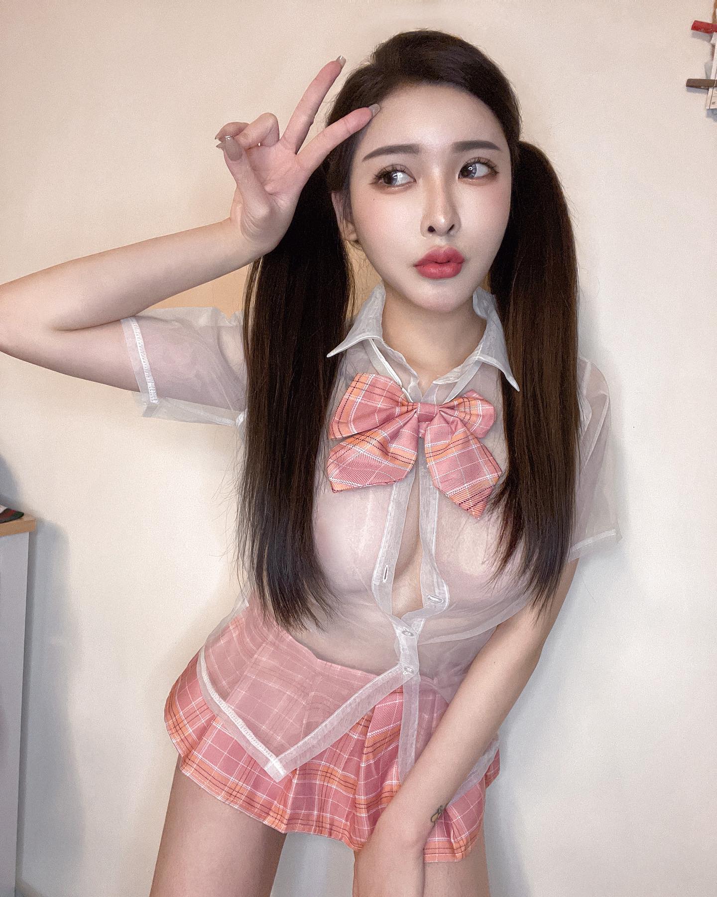 火辣小妖精「姍姍 33」透明高中制服讓巨乳線條若隱若現！