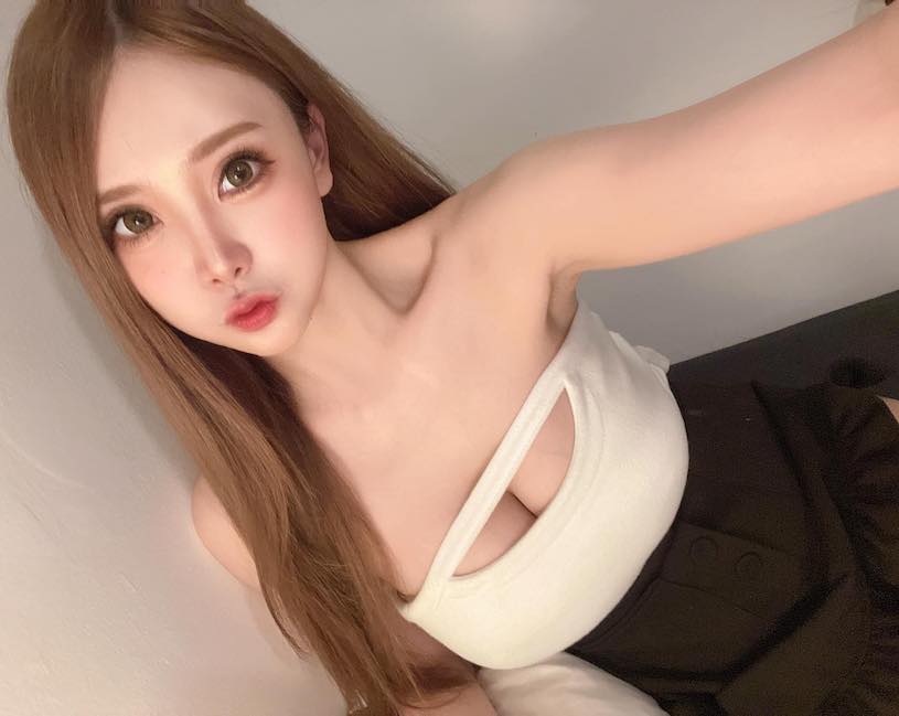 正妹「瑜寶寶」優質比例好撩人，「雄偉E罩杯」畫面太兇！