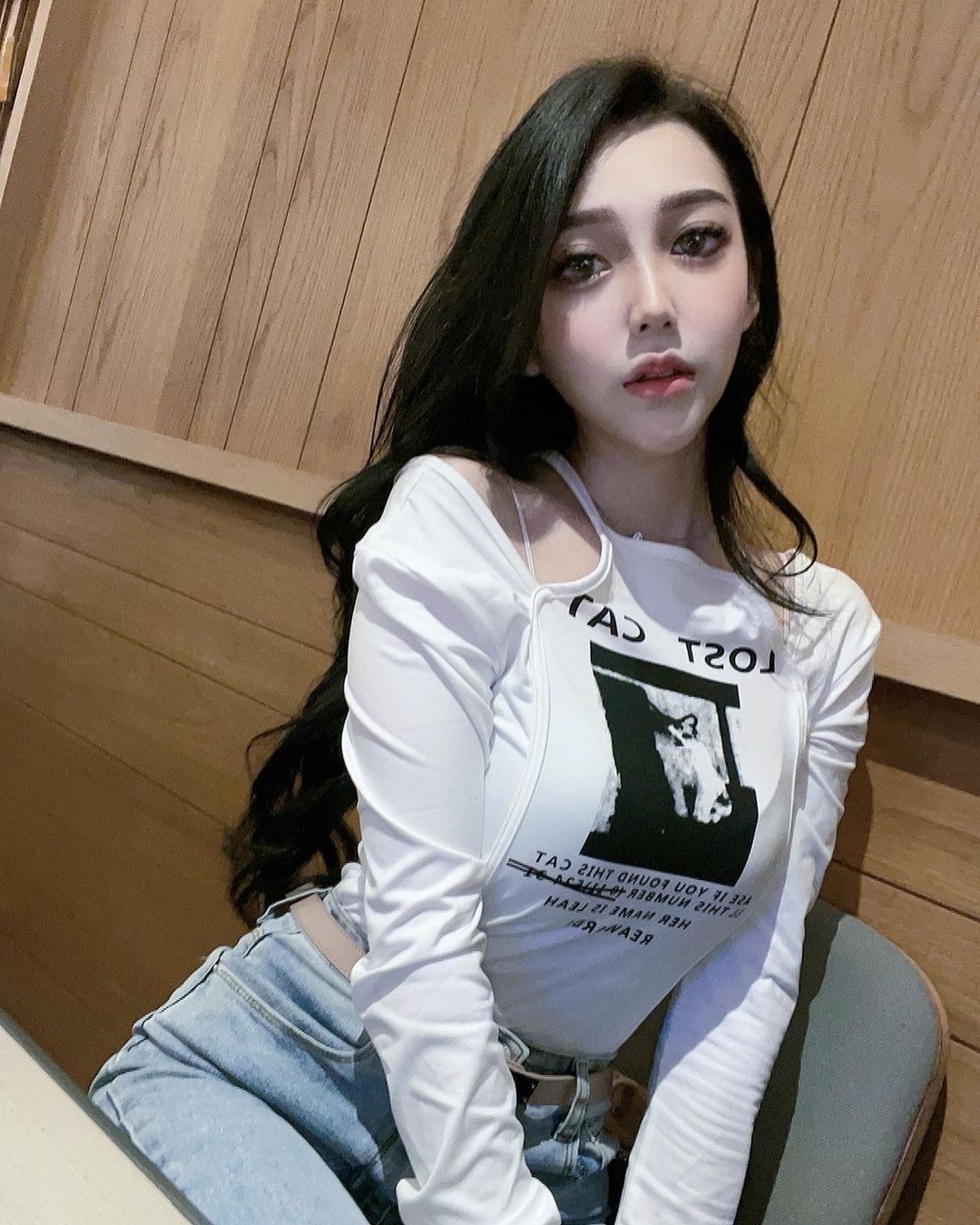 九份茶樓出現「美乳正妹」Miko米可！「事業線小蠻腰」讓人無暇看風景！
