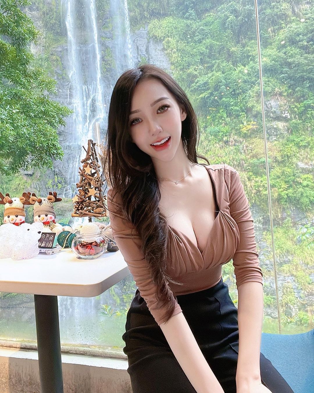 九份茶樓出現「美乳正妹」Miko米可！「事業線小蠻腰」讓人無暇看風景！