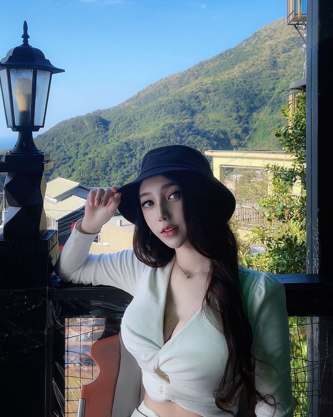 九份茶樓出現「美乳正妹」Miko米可！「事業線小蠻腰」讓人無暇看風景！