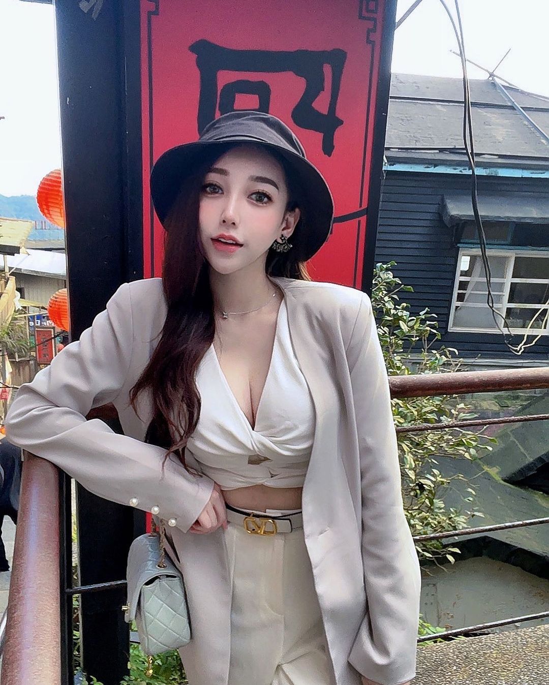 九份茶樓出現「美乳正妹」Miko米可！「事業線小蠻腰」讓人無暇看風景！