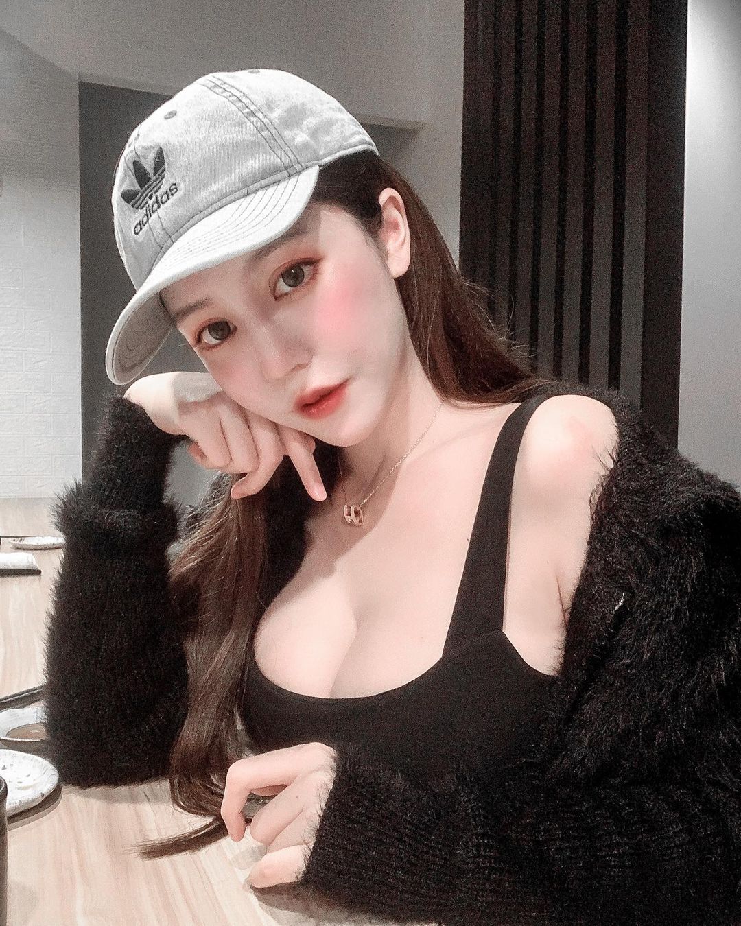 車技一流女主播！「白嫩巨乳」緊夾安全帶，調皮吐舌：這樣夠安全嗎