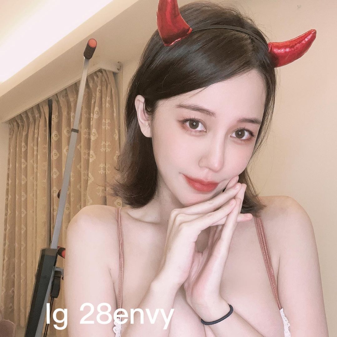 車技一流女主播！「白嫩巨乳」緊夾安全帶，調皮吐舌：這樣夠安全嗎