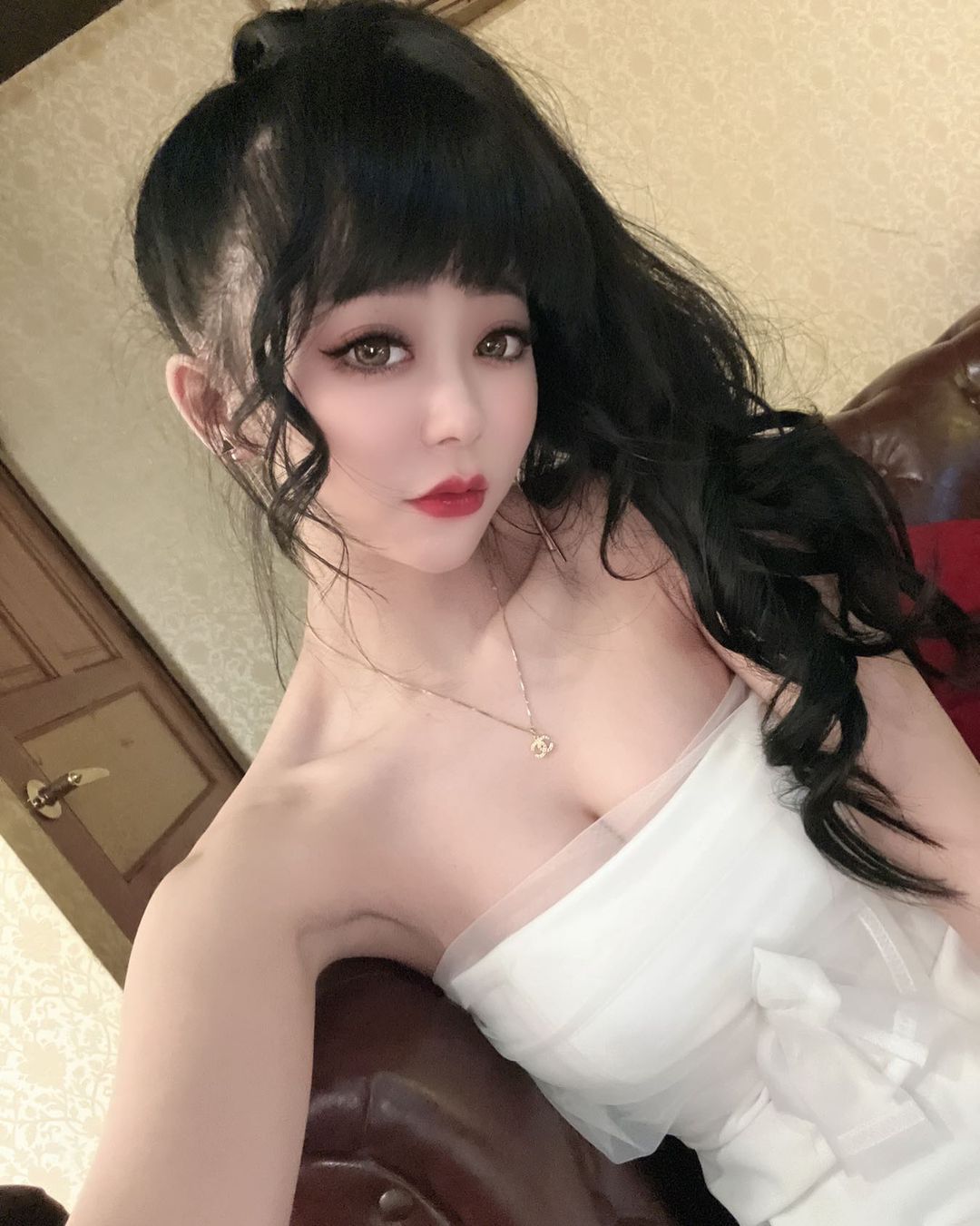 甜美Dancer「甜婕綸」曲線曼妙，「蕾絲馬甲＋性感小丁」辣秀美乳翹臀！