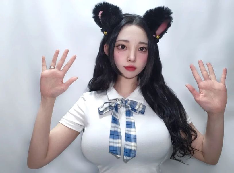 旋轉木馬正妹「曲線發育超好」，「凸出的雙峰」讓人視線移不開！