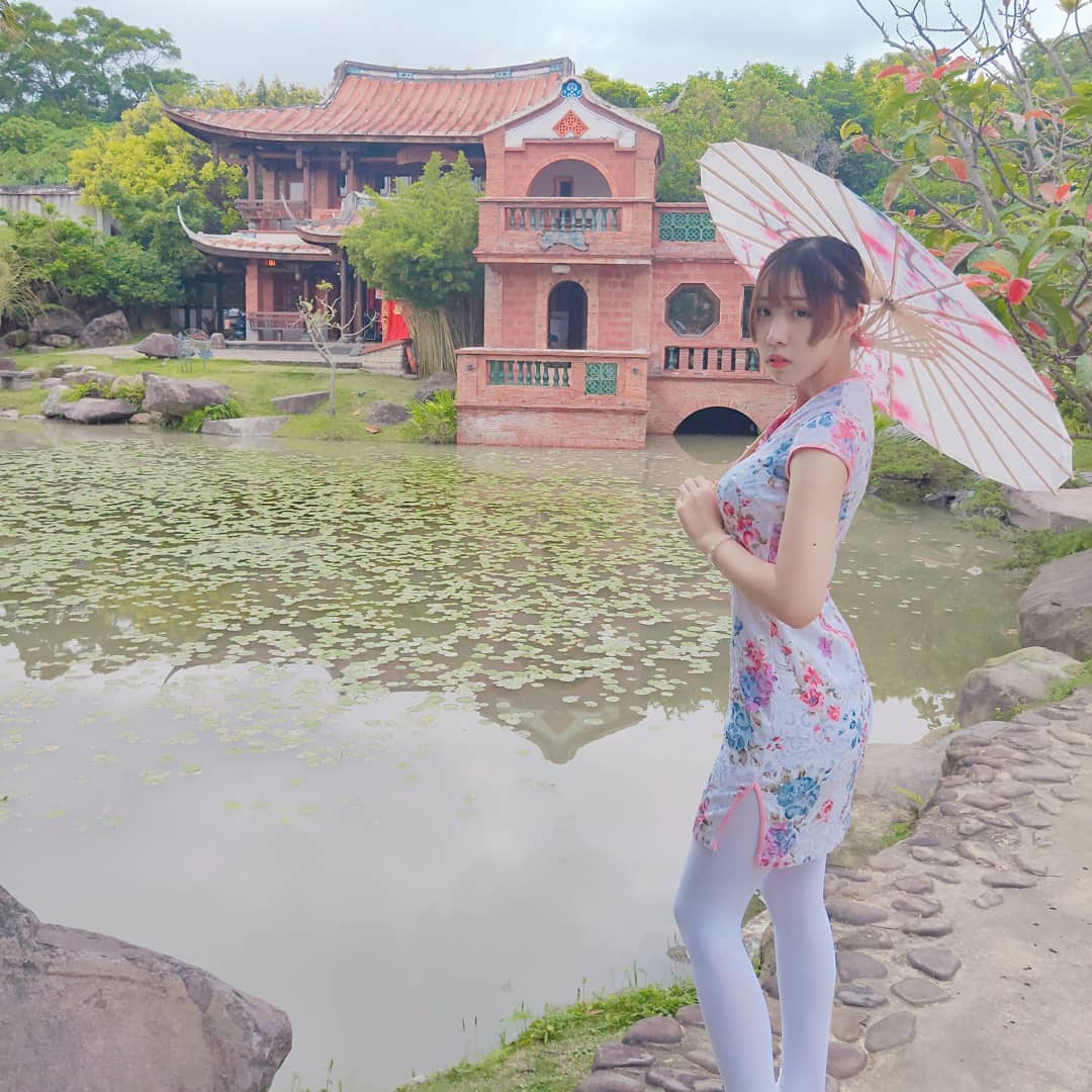 甜美正妹「璃茉」事業線直接溢出「白皙誘人」實在好想餵食呀，融化粉絲的心！ - 美女圖 -
