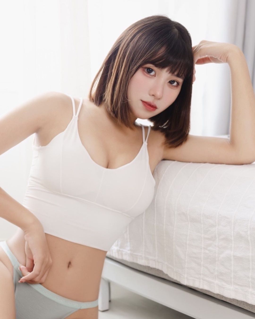 空灵系正妹「皊皊」解放性感大胸，只要一回眸你心就中箭 性感美女-第1张