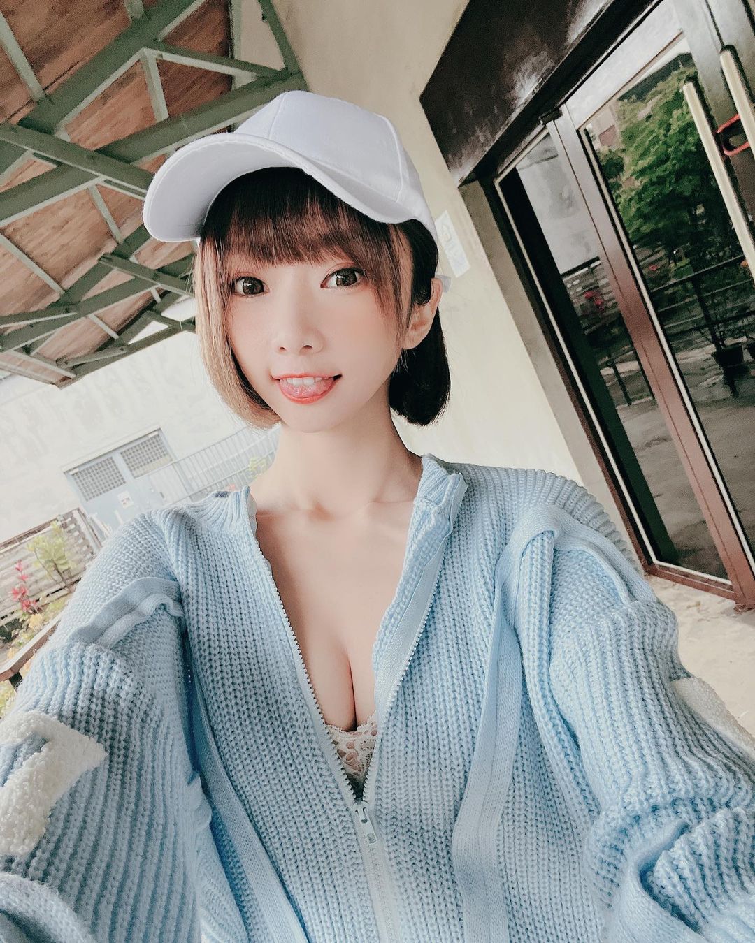 足控最愛！「短髮嫩妹」清新級誘惑超邪惡，「玉腿撩下吊帶襪」殺傷力十足