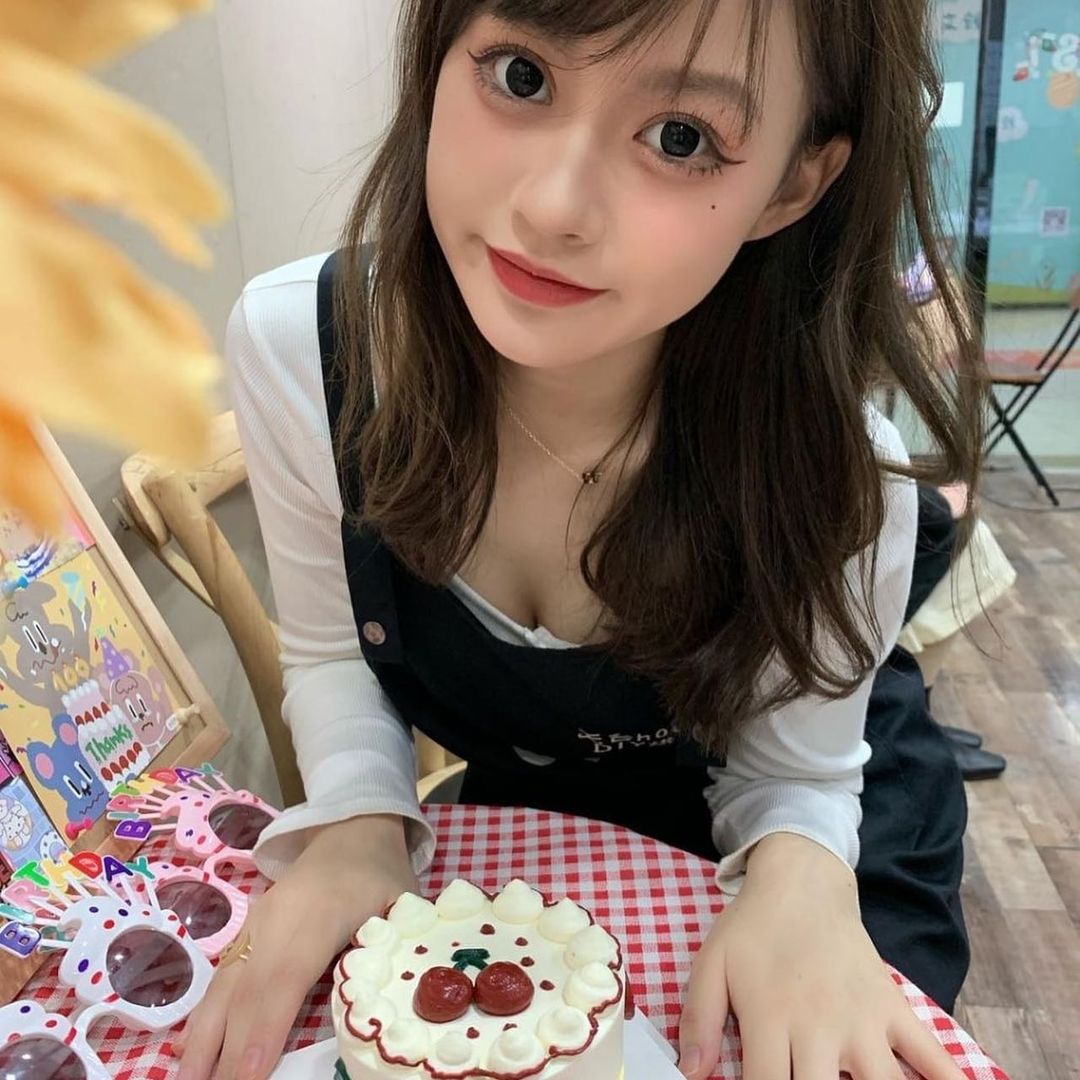 大眼甜心正妹「沙灘秀比基尼」！雪白肌膚＋渾圓美乳讓人好心動！