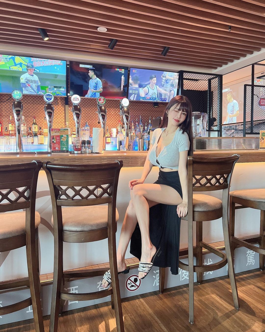 巨乳甜心「安希」美式餐廳用餐穿太辣！大露「豪乳美腿」，IG辣到被鎖！