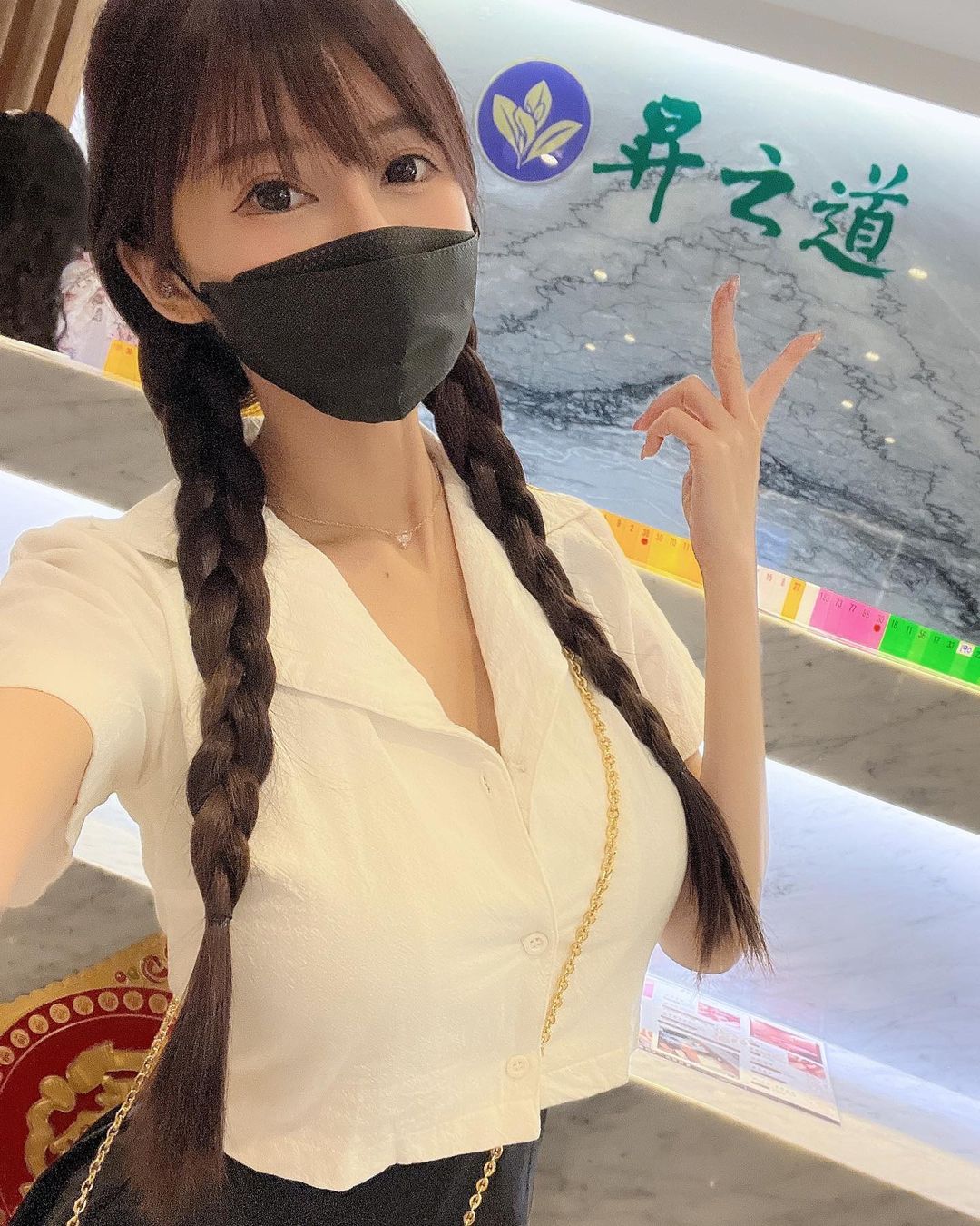 巨乳甜心「安希」美式餐廳用餐穿太辣！大露「豪乳美腿」，IG辣到被鎖！